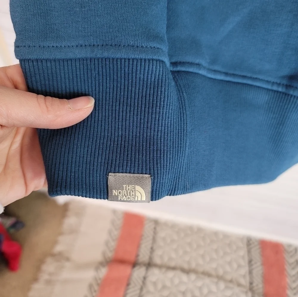 The North Face Essential Hoodie in Montery Blue, sz Medium